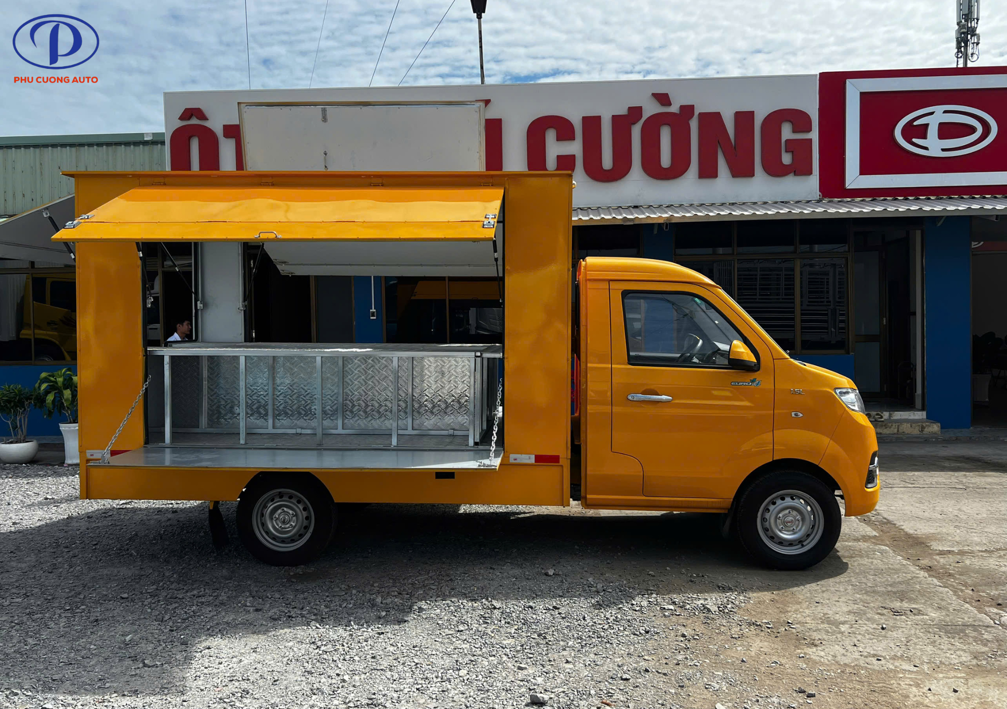 khoang-thung-xe-tai-srm-ban-hang-luu-dong