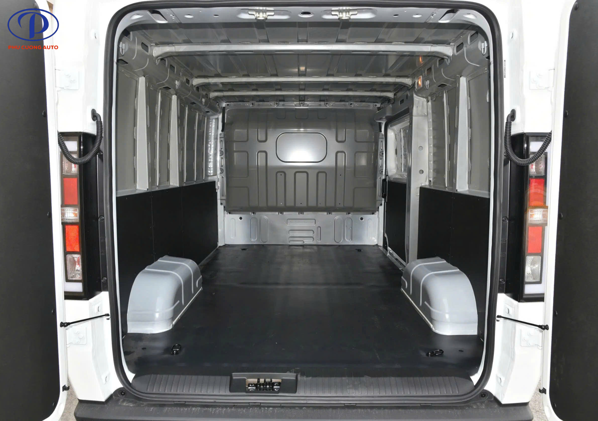 khoang-hang-tren-xe-van-dien-945kg
