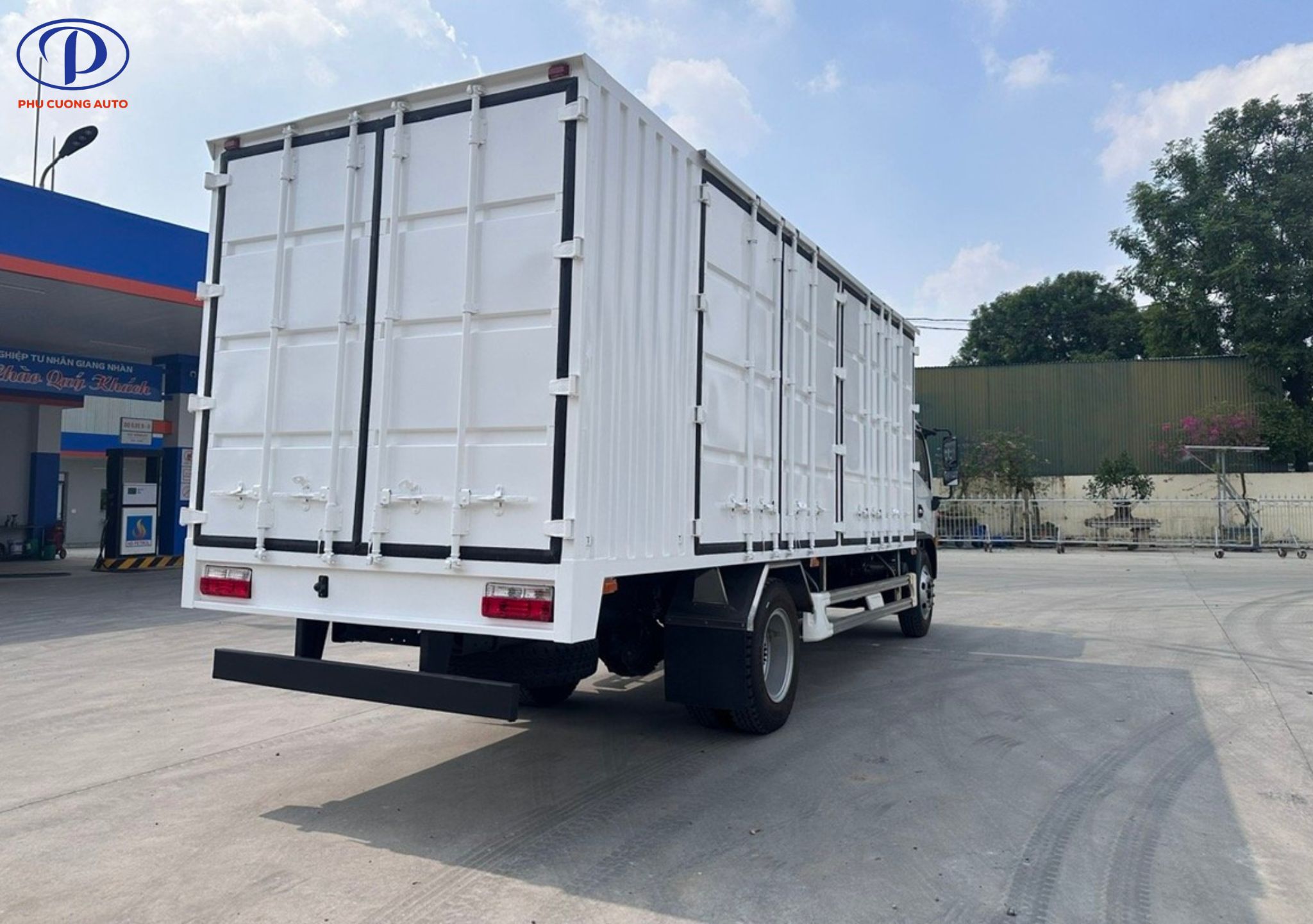 khoang-thung-container-8-tan-xe-tai-dong-vang-800