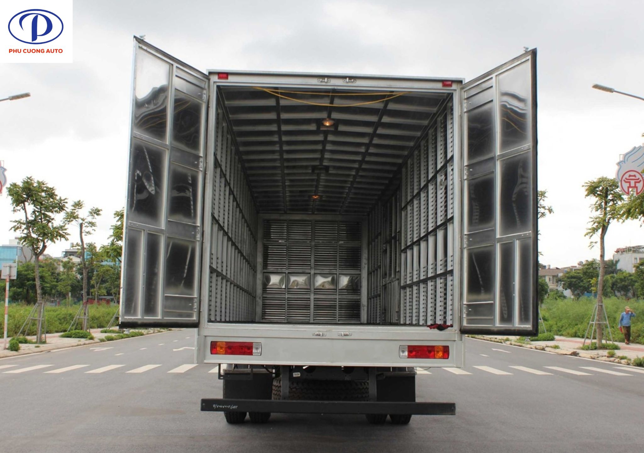 khoang-thung-xe-faw-j6l-thung-kin-inox
