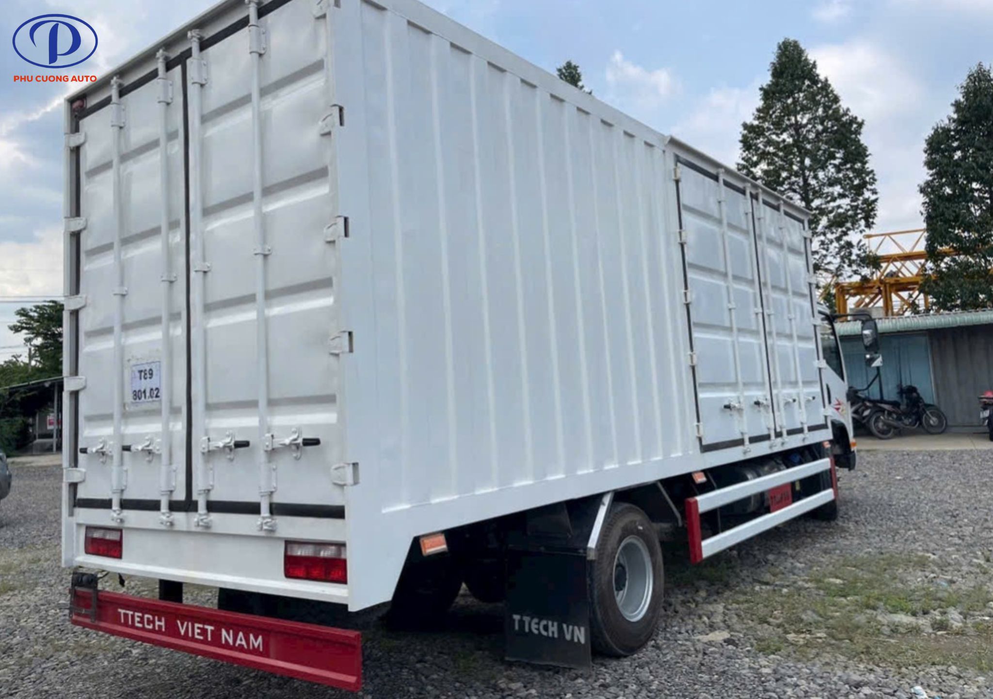 khoang-thung-xe-faw-tiger-thung-container