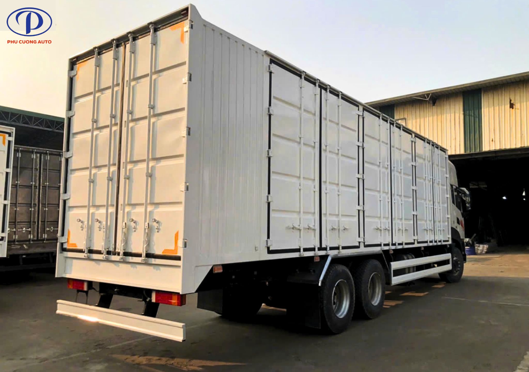 khoang-thung-xe-dongfeng-3-chan-13.6-tan