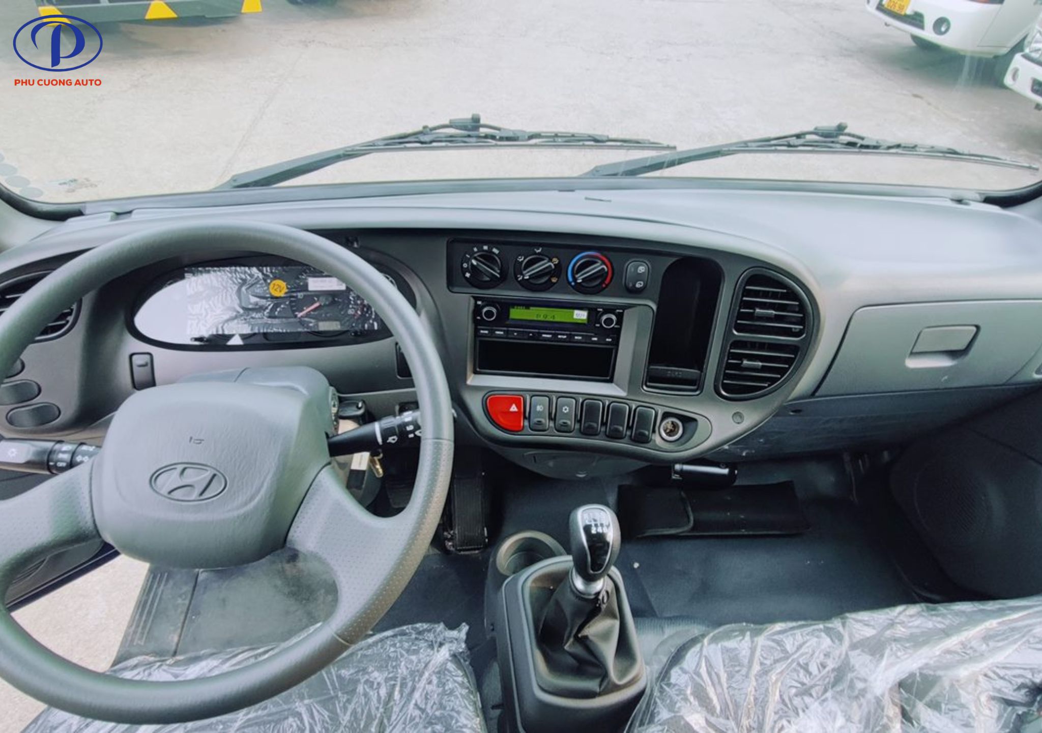 tien-ich-xe-tai-hyundai-2.4-tan